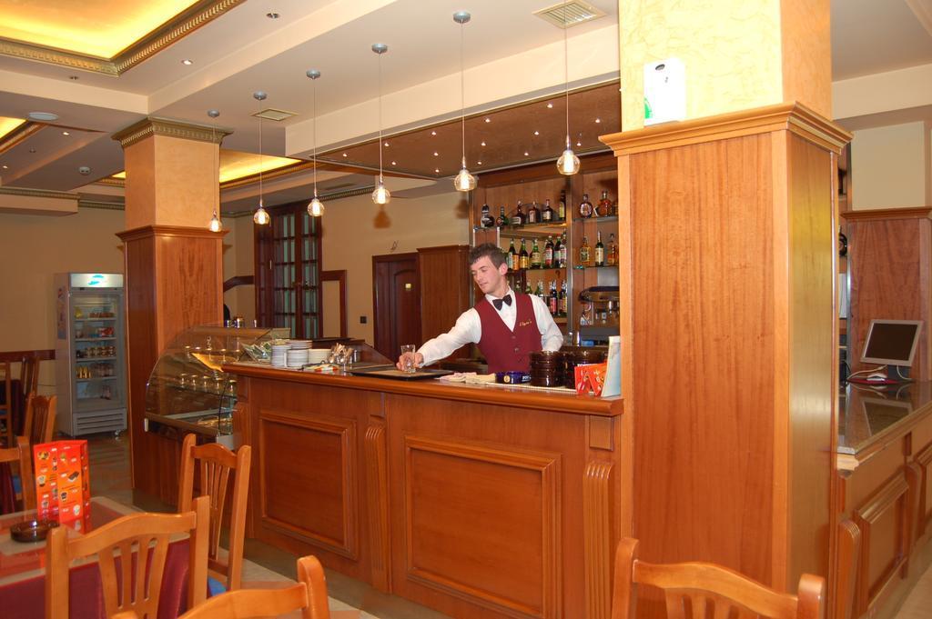 Hotel Elysee ติรานา ภายนอก รูปภาพ