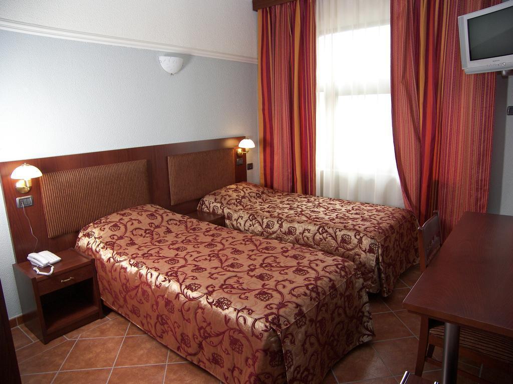 Hotel Elysee ติรานา ภายนอก รูปภาพ