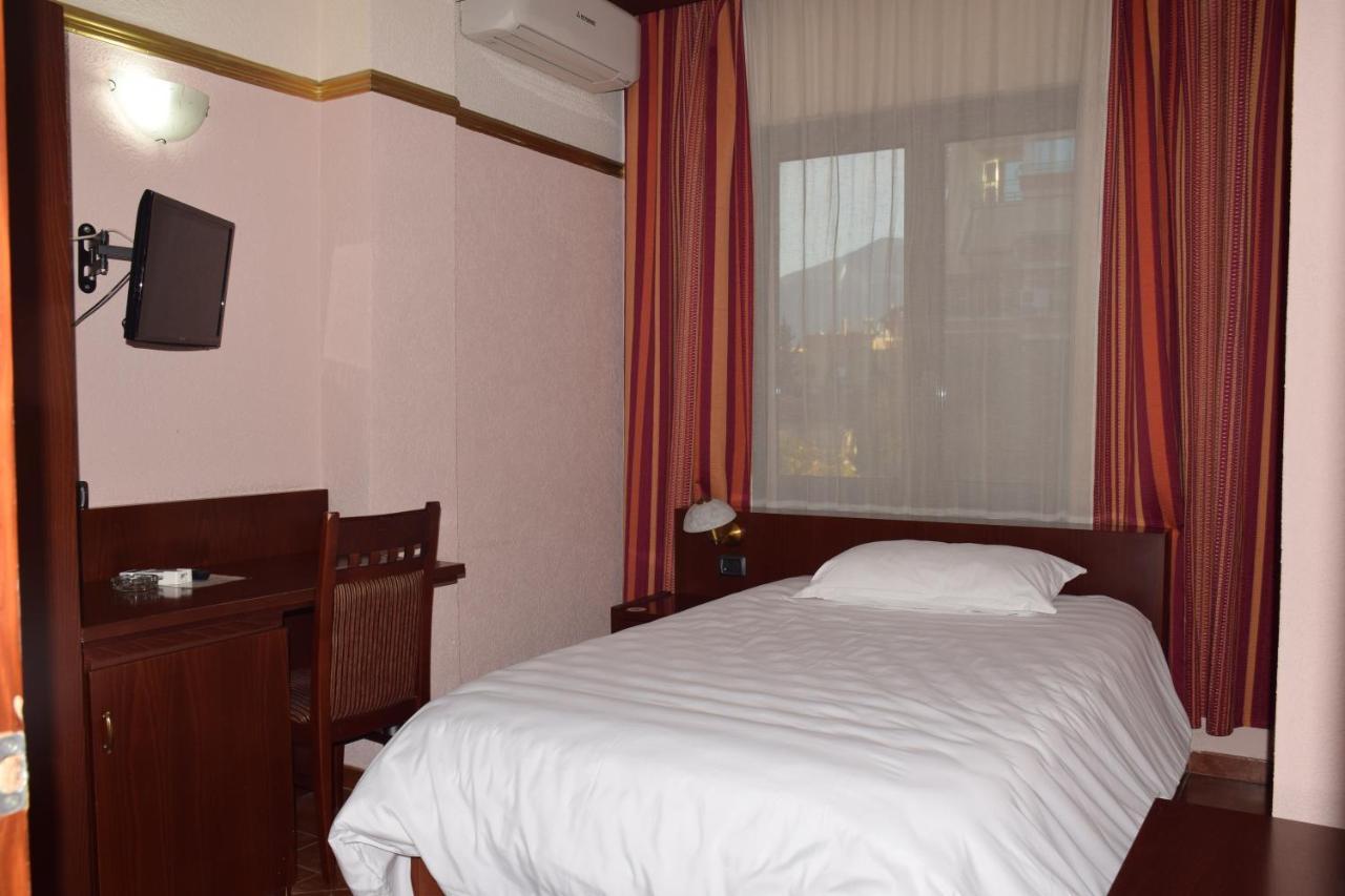 Hotel Elysee ติรานา ภายนอก รูปภาพ