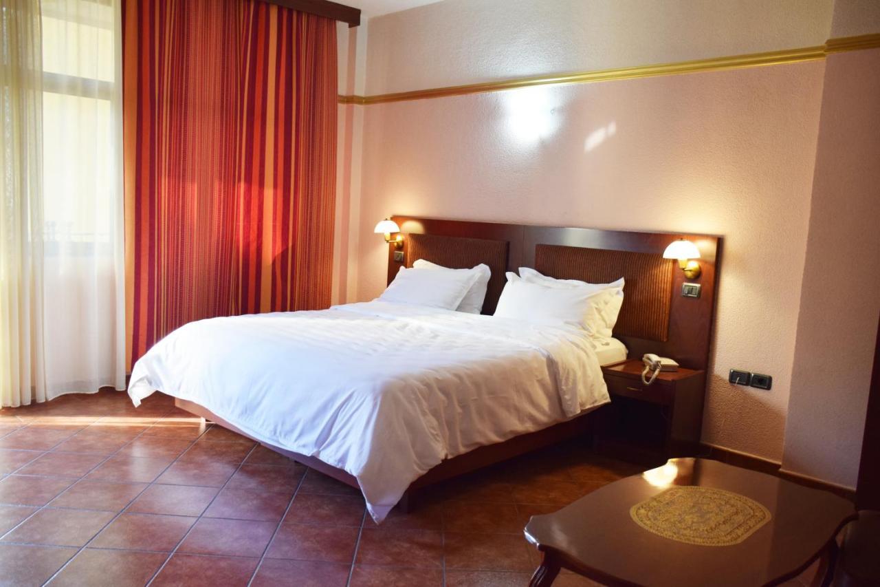 Hotel Elysee ติรานา ภายนอก รูปภาพ