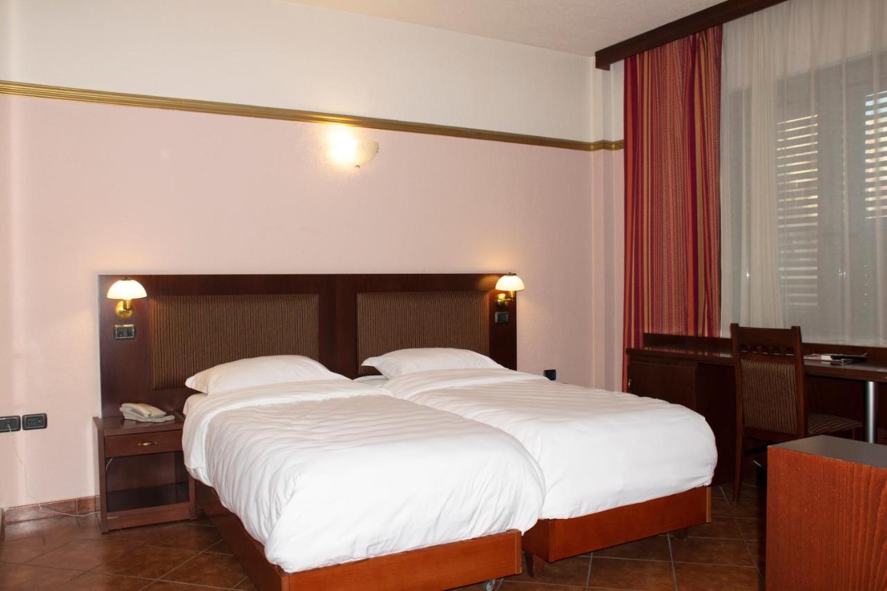 Hotel Elysee ติรานา ภายนอก รูปภาพ