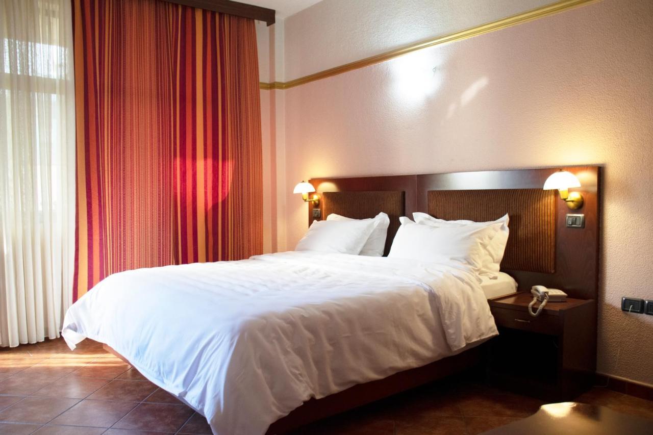 Hotel Elysee ติรานา ภายนอก รูปภาพ