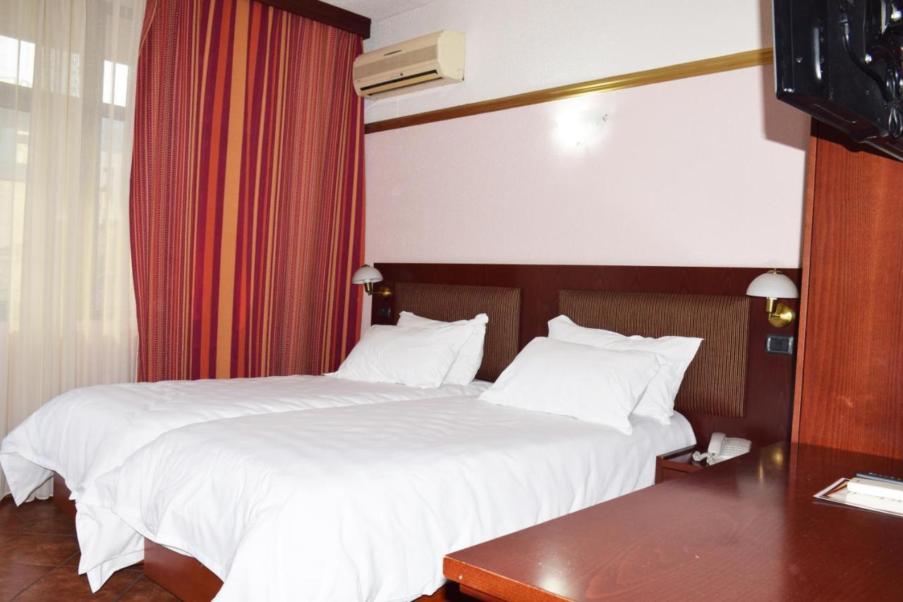 Hotel Elysee ติรานา ภายนอก รูปภาพ