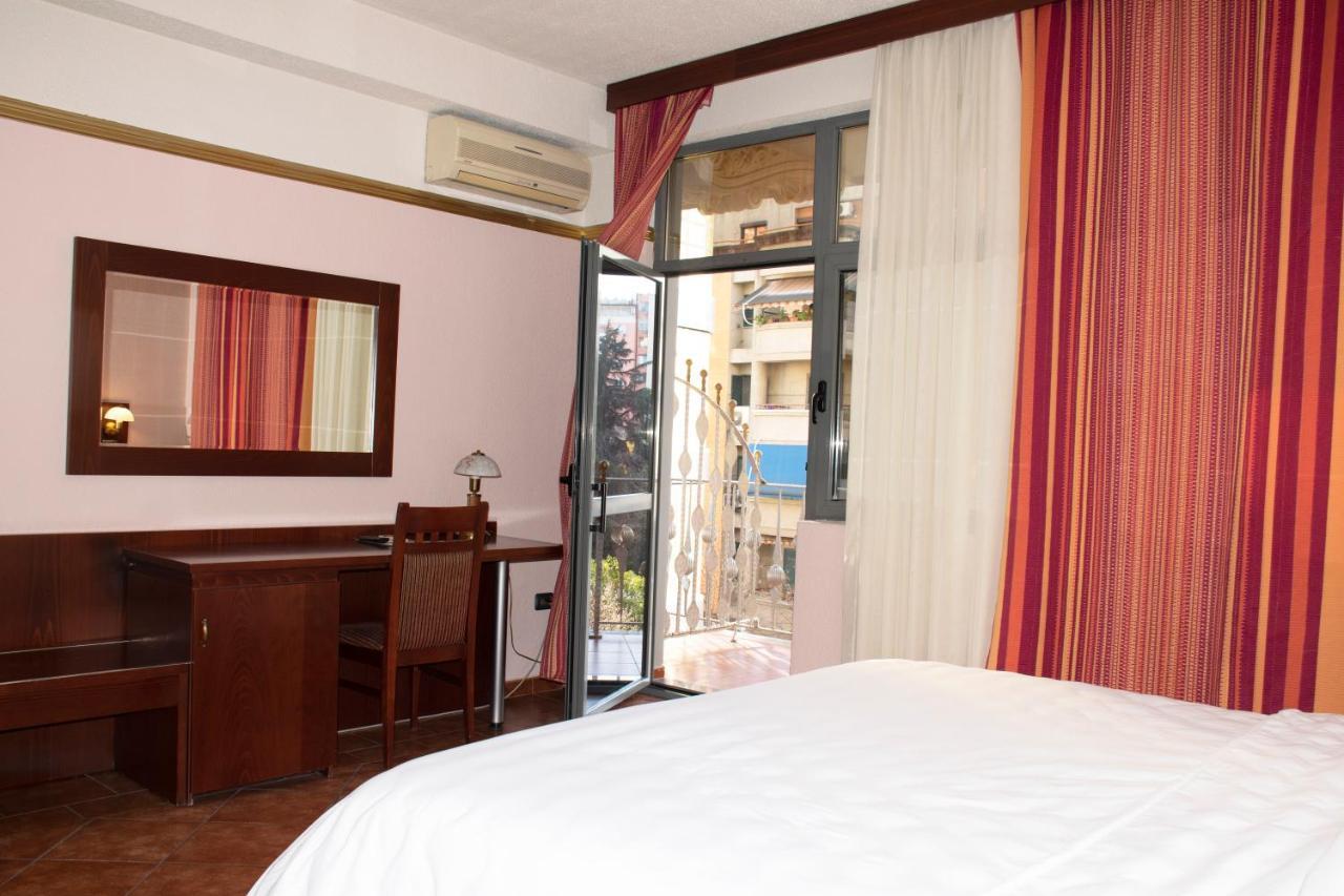 Hotel Elysee ติรานา ภายนอก รูปภาพ